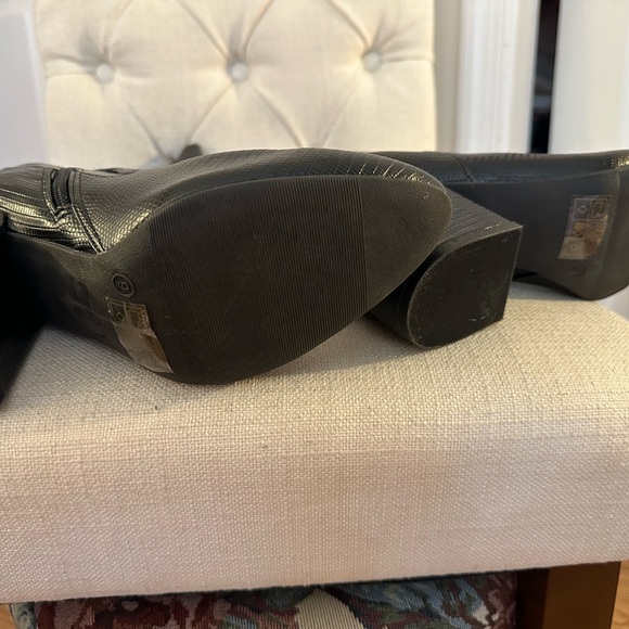 Elegant Black Knee-High Boots - Picture 6 of 6